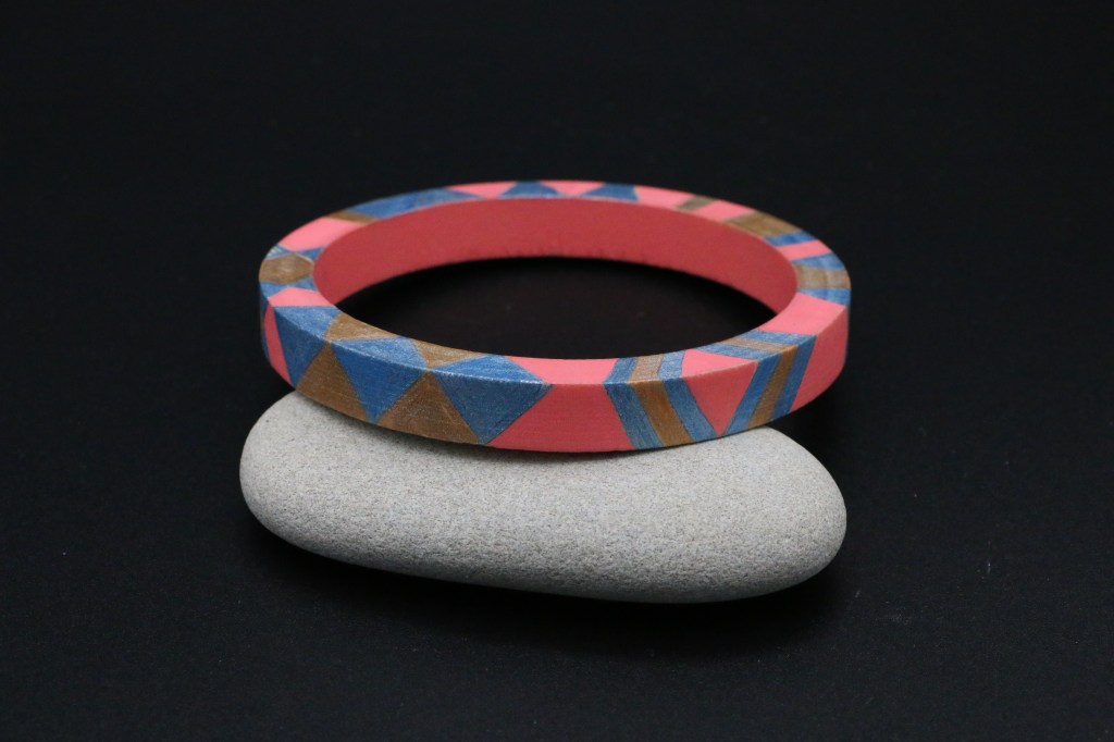 Bracelet en bois peint