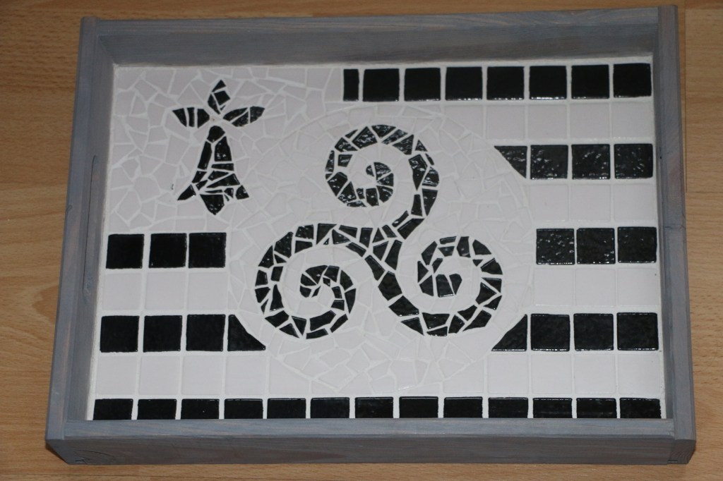 Plateau en bois, tesselles en faïence, blanches et noires